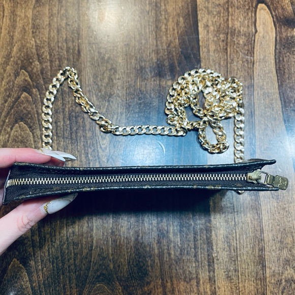 Louis Vuitton Monogram Pochette Small - Picture 4 of 10